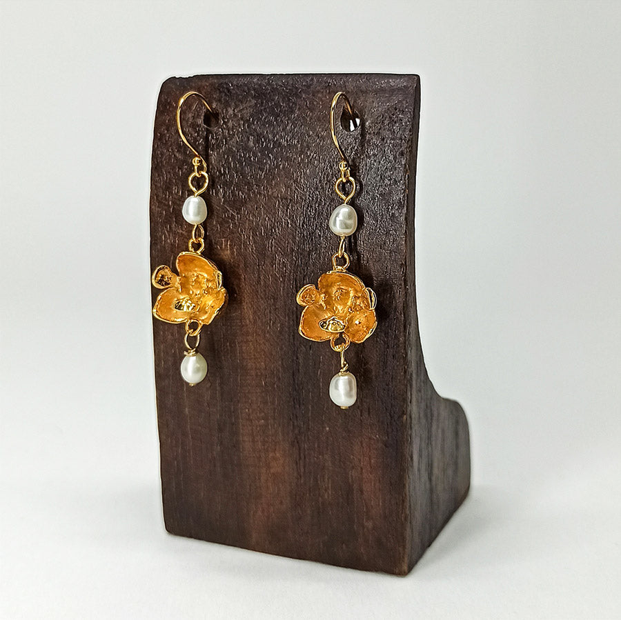 Aretes de la Flor del Espíritu Santo pequeña con perlas